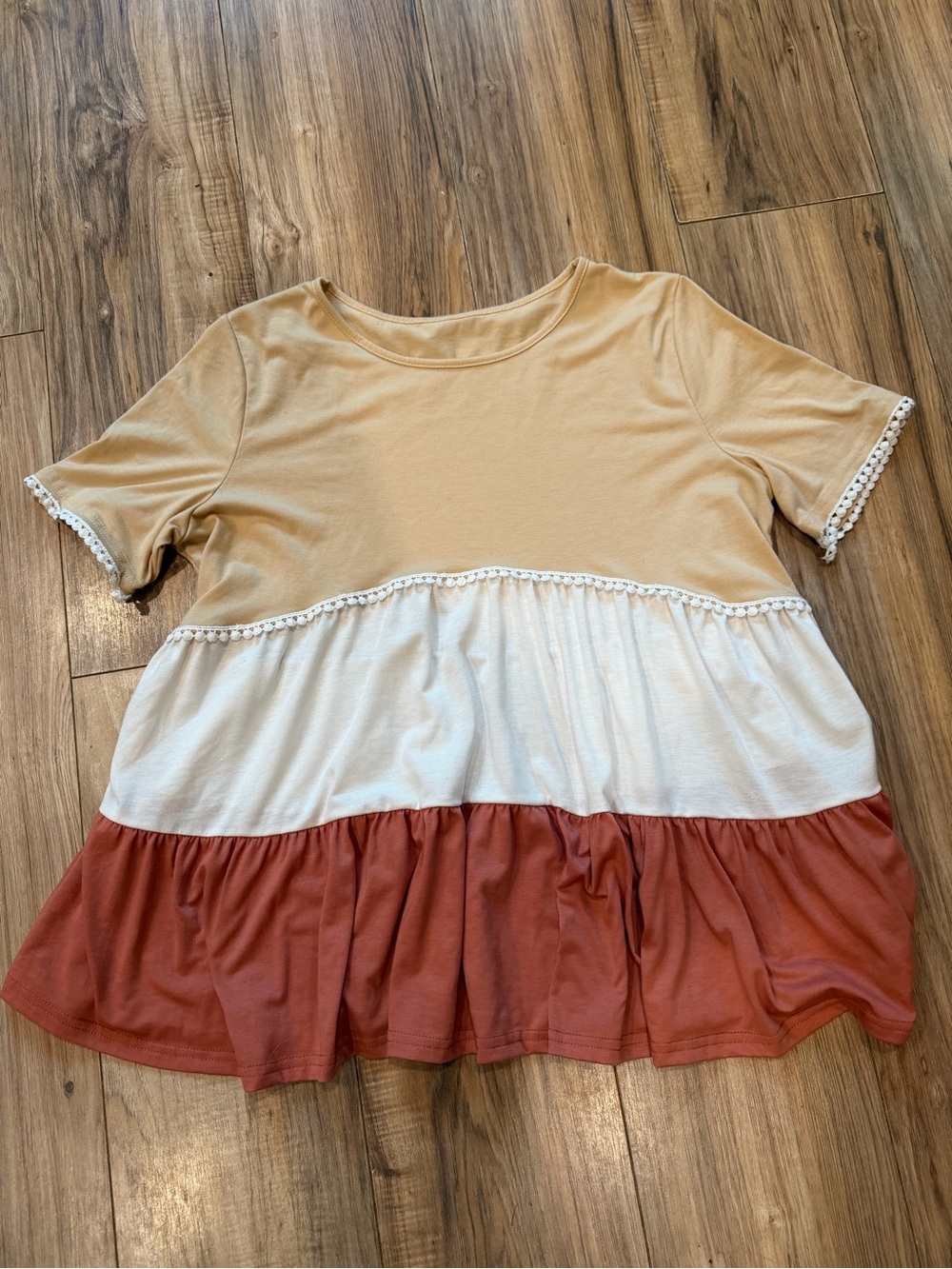 Colorblock Ruffle Hem Short Sleeve Top - Tan, White & Rust